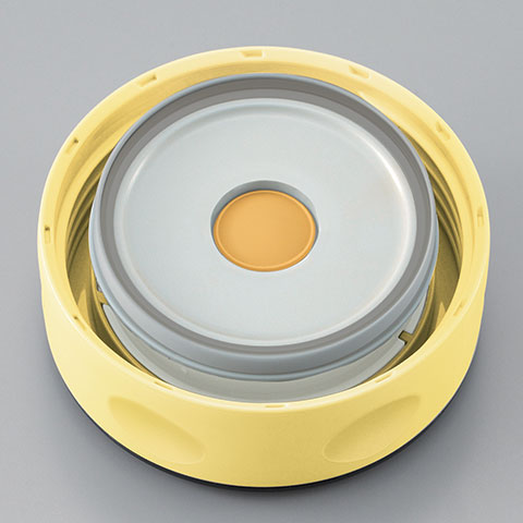 Tight-fitted lid with gasket seals tightly to minimize leaks and maximize heat retention