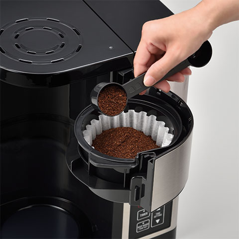 コーヒー豆を入れる際に便利なスイングバスケットとフィルターケースは、はずして簡単に丸洗いできます