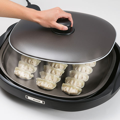 Convenient lid for speedy cooking and steaming, also prevents oil splatter