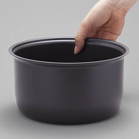 Black thick inner cooking pan provides even heating for better cooking