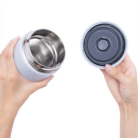 Tight-fitted lid with gasket seals tightly and maximizes heat retention