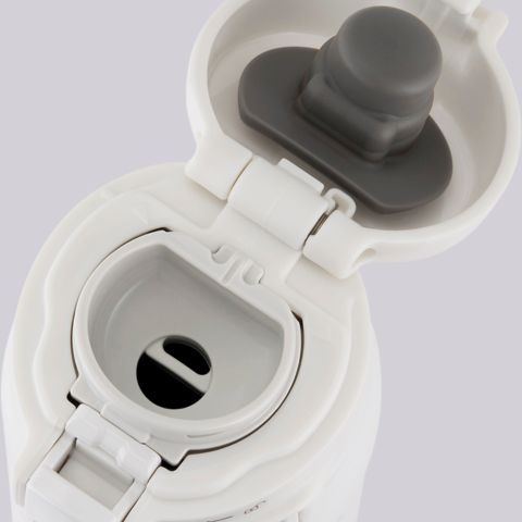 Air vent on the mouthpiece allows beverages to flow out smoothly, without gushing or overflowing