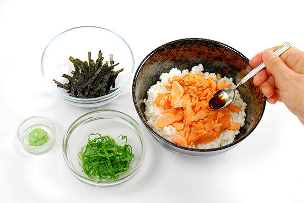 
              Salmon <i>Chazuke</i> (Green Tea Rice Soup) Step 4
      	