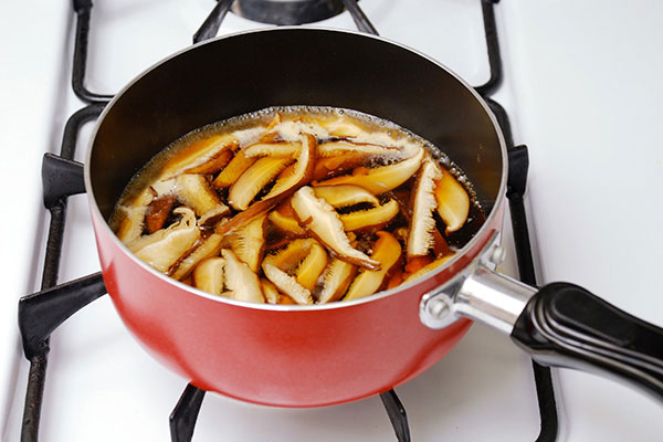 
              <i>Shiitake-Gohan</i> (<i>Shiitake</i> Mushroom Rice) Step 1
      	