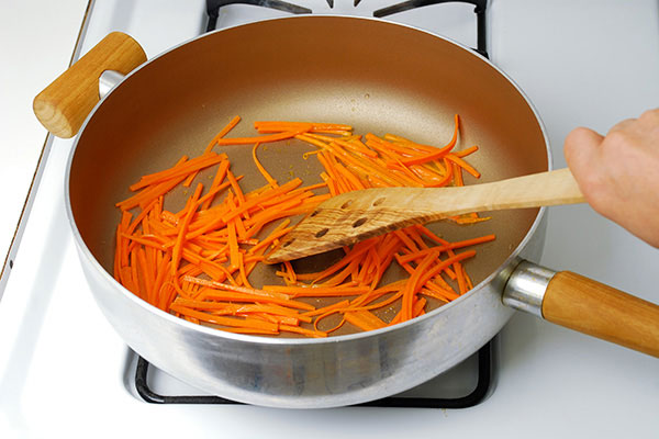 
              <i>Bibimbap</i> (Korean Rice Bowl) Step 6
      	