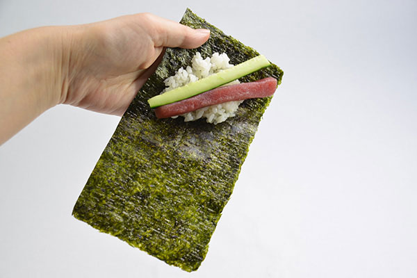 
              <i>Temaki Sushi</i> Step 3
      	