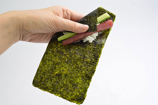 
              <i>Temaki Sushi</i> Step 4
      	