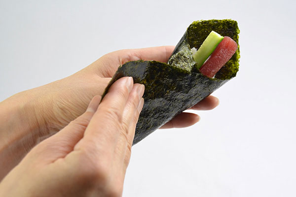
              <i>Temaki Sushi</i> Step 5
      	