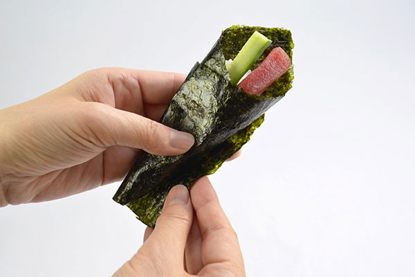
              <i>Temaki Sushi</i> Step 6
      	