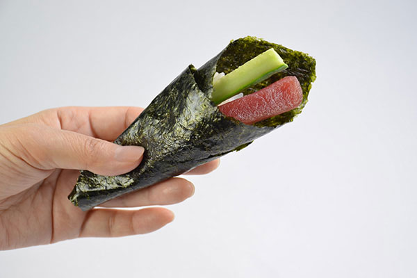 
              <i>Temaki Sushi</i> Step 7
      	