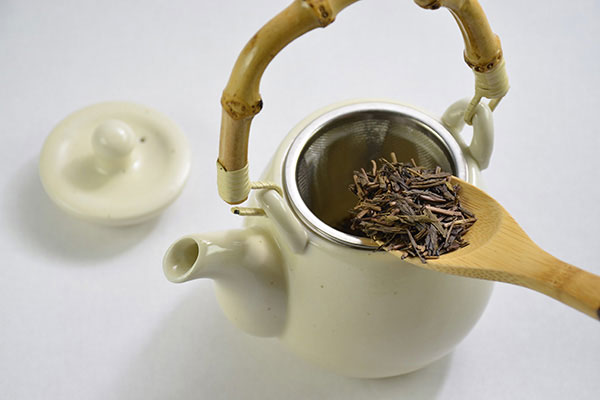 
              Japanese Roasted Tea (<i>Houjicha</i>) Step 2
      	