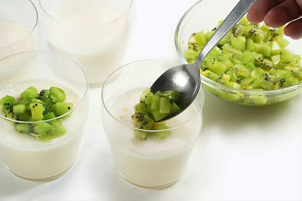 
              Yogurt Gelatin with Kiwifruit Step 8
      	
