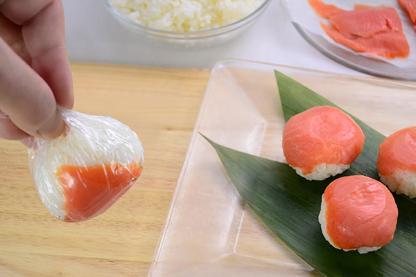 
              <i>Temari</i>-<i>sushi</i> Step 10
      	
