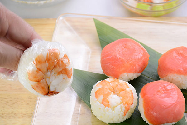 
              <i>Temari</i>-<i>sushi</i> Step 11
      	