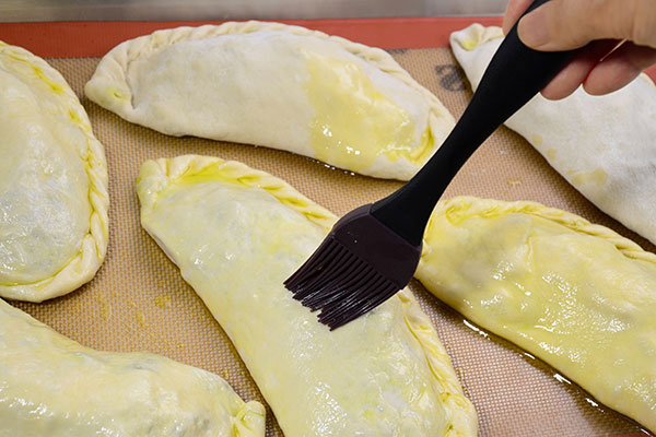 
              Artichoke and Mushroom Stuffed Calzone Step 6
      	