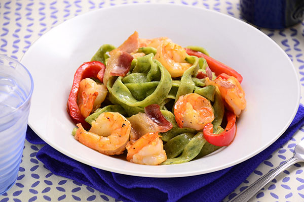 
              Spinach Fettuccine with Bacon and Shrimp Step 8
      	