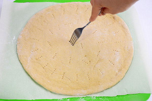 
              Whole Wheat Chicken Pizza with Spinach and Fresh Tomatoes Step 4
      	