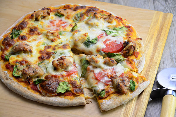 
              Whole Wheat Chicken Pizza with Spinach and Fresh Tomatoes Step 7
      	