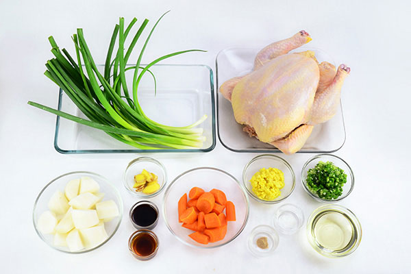 
            	<i>Bai Qie Ji</i> (Poached Chicken served with Green Onion Sauce)  Ingredients
      	