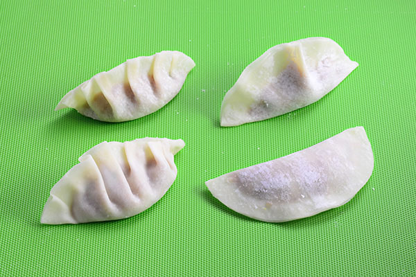 
              <i>Guo Tie</i> (Fried Pot Stickers) Step 8
      	
