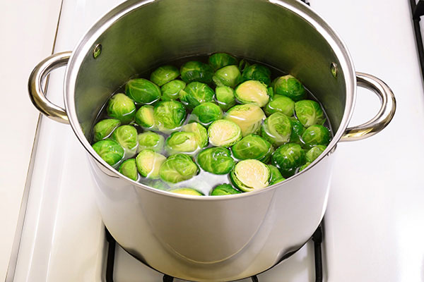 
              <i>Choux de Bruxelles au Bacon et à la Crème</i> (Creamed Brussels Sprouts with Bacon) Step 1
      	