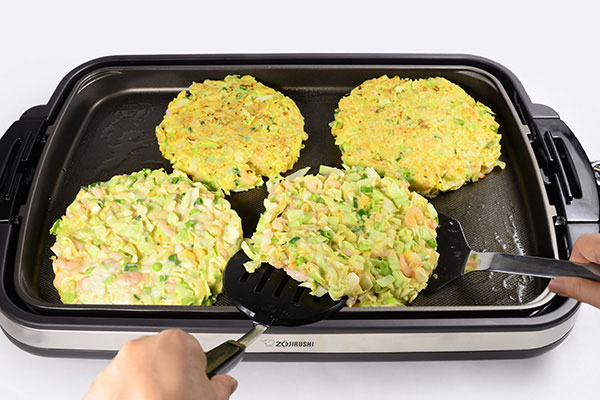 
              <i>Okonomiyaki</i> with Shrimp, <i>Kansai</i>-Style Step 7
      	