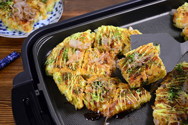 
              <i>Okonomiyaki</i> with Shrimp, <i>Kansai</i>-Style Step 9
      	