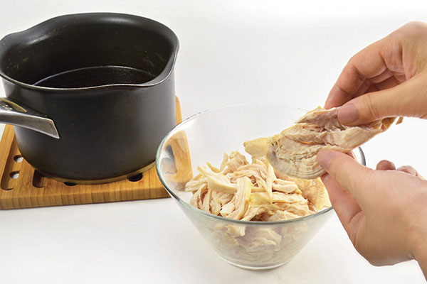 
              <i>Keihan</i> (Japanese Chicken Soup with Rice) Step 6
      	