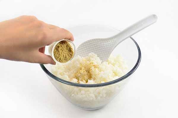 
              <i>Yaki</i>-<i>Onigiri Chazuke</i> (Grilled Rice Ball Soup) Step 3
      	