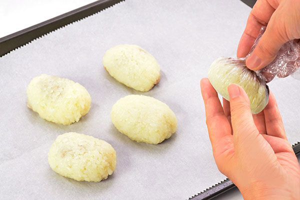 
              <i>Ohagi</i> (Japanese Sweet Rice with <i>Adzuki</i> Paste) Step 9
      	