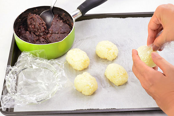 
              <i>Ohagi</i> (Japanese Sweet Rice with <i>Adzuki</i> Paste) Step 10
      	