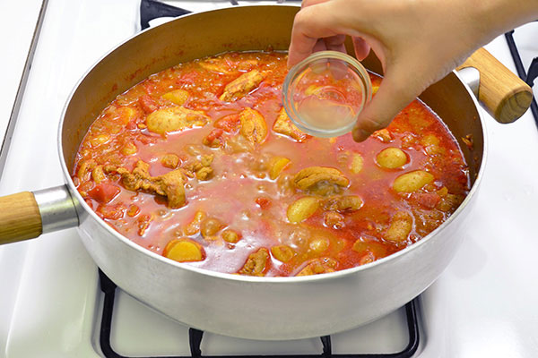 
              Chicken <i>Vindaloo</i> (Indian Chicken Curry) Step 8
      	