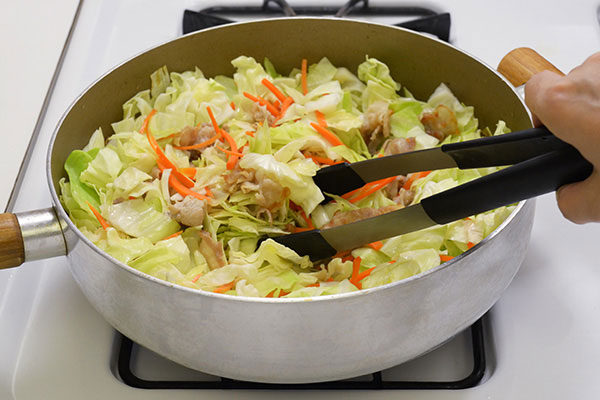 
              Stir-fried <i>Yaki Udon</i> Step 3
      	