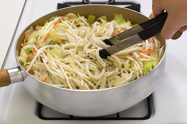 
              Stir-fried <i>Yaki Udon</i> Step 4
      	