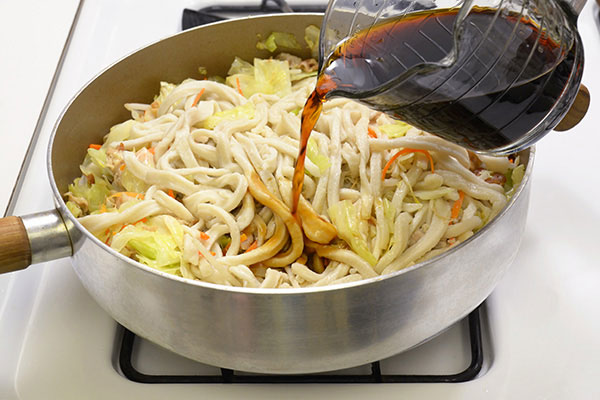 
              Stir-fried <i>Yaki Udon</i> Step 5
      	