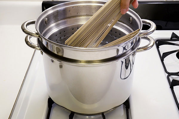 
              <i>Soba</i> Salad Step 1
      	