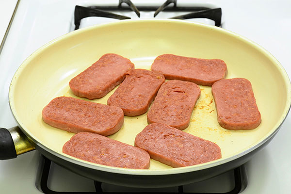 
              Spam® <i>Musubi</i> Step 6
      	