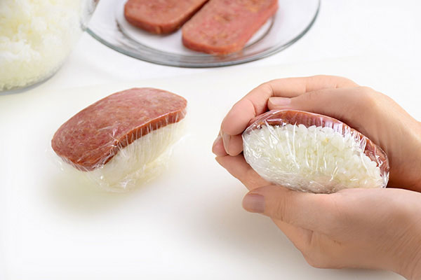 
              Spam® <i>Musubi</i> Step 14
      	