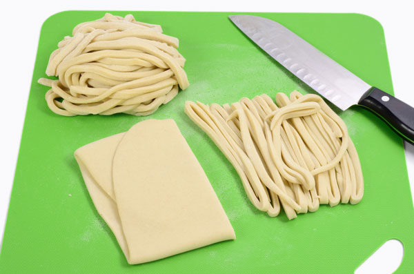 
              Homemade <i>Kalguksu</i> Noodle Step 4
      	