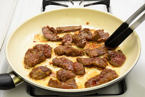 
              <i>Yakiniku-Donburi</i> (Grilled Beef Bowl) Step 6
      	