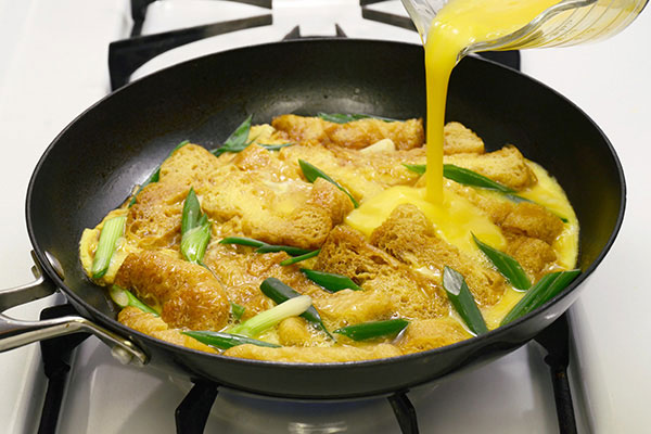 
              <i>Kitsune-Donburi</i> (Fried Bean Curd and Egg Bowl) Step 6
      	