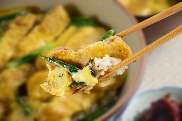 
              <i>Kitsune-Donburi</i> (Fried Bean Curd and Egg Bowl) Step 9
      	