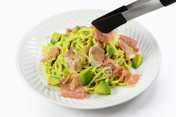 
              Avocado Prosciutto Summer Pasta Step 10
      	