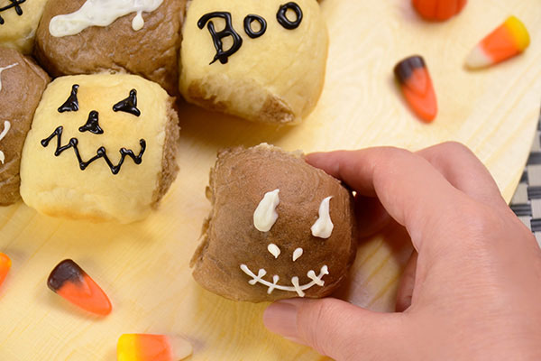 
              Halloween Tear and Share Bread Step 11
      	