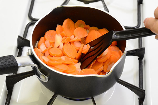 
              Spicy Ginger Carrot Soup Step 2
      	