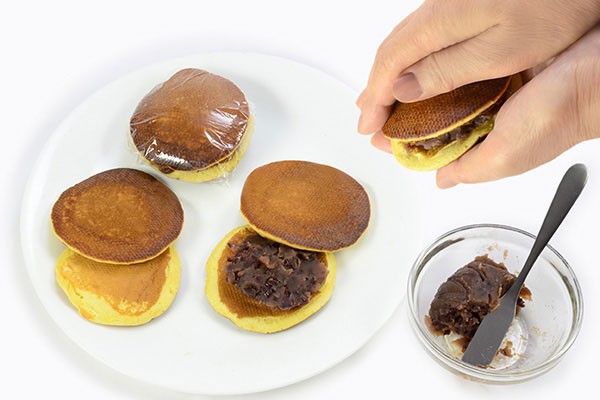 
              <i>Dorayaki</i> (<i>Adzuki</i> Bean Pancake Dessert) Step 8
      	