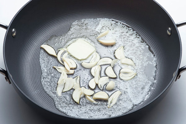 
              Garlic Flavored Beef <i>Yakimeshi</i>, Stir-Fried Rice Step 4
      	