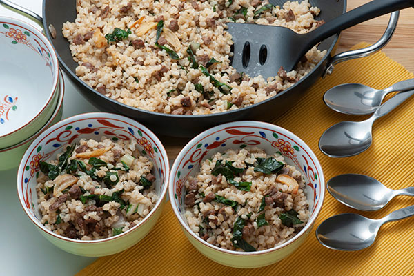 
              Garlic Flavored Beef <i>Yakimeshi</i>, Stir-Fried Rice Step 7
      	