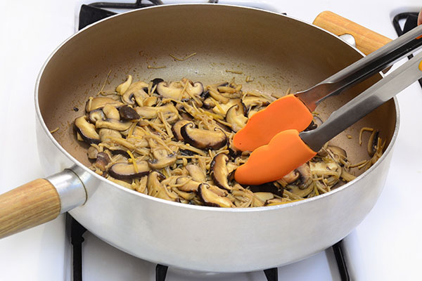 
              <i>Kinoko no Tsukudani</i> (Mushroom Rice Topping) Step 4
      	