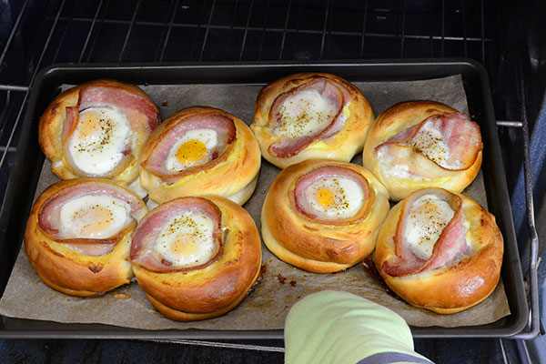 
              Breakfast in Bread (Bacon and Egg Mayo) Step 9
      	